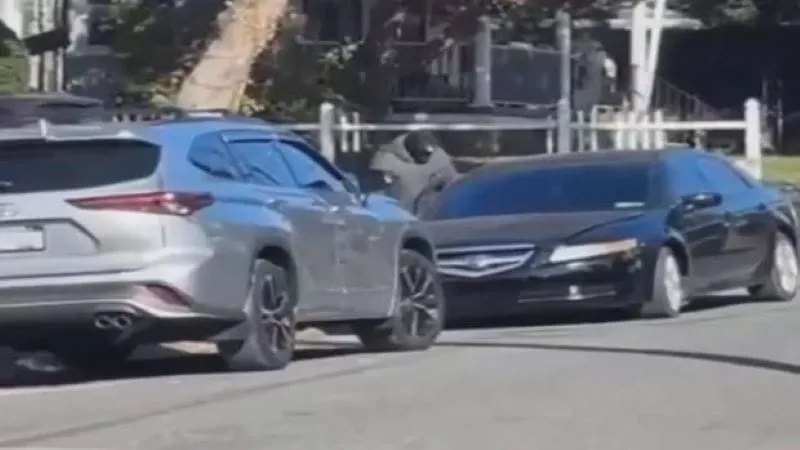 El auto de los sospechosos del robo en East Oak Lane