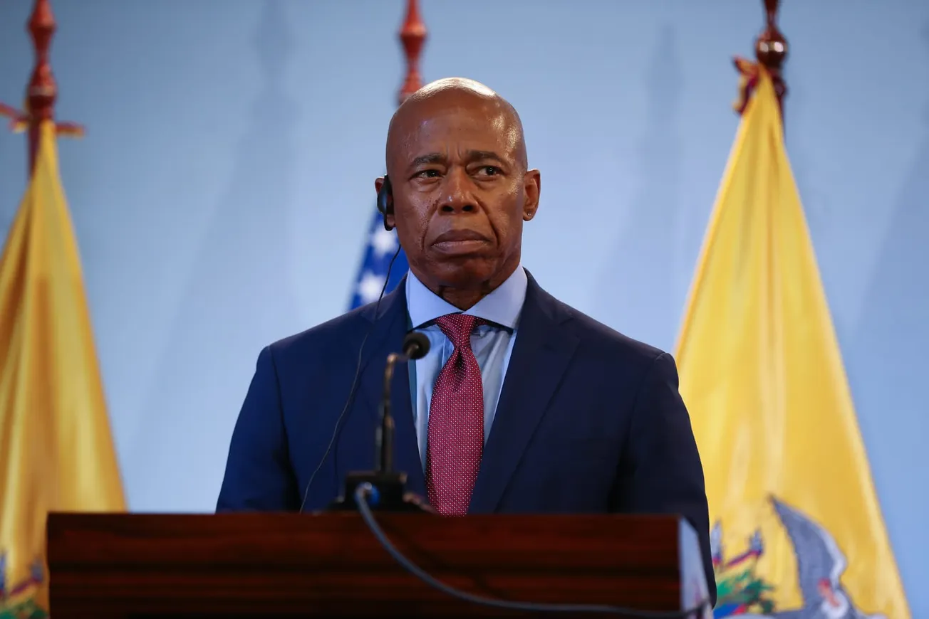 Nueva York evalúa recortar un 20% del gasto para inmigrantes