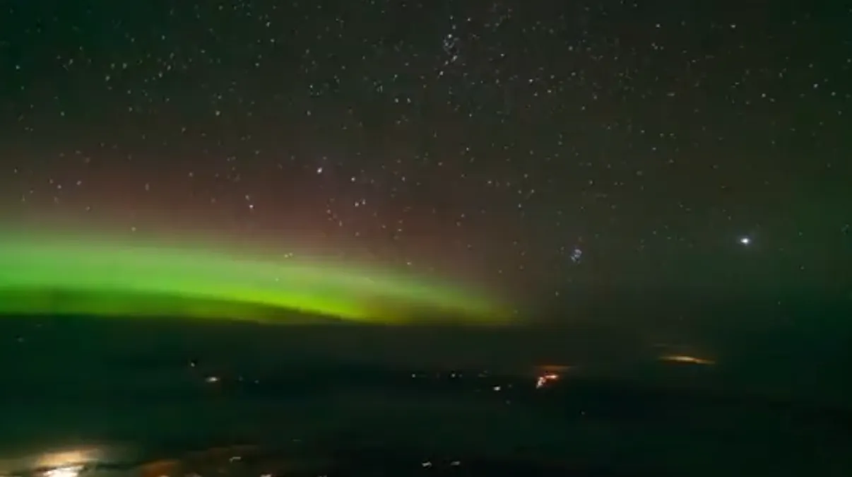 Pilotos graban aurora boreal durante un vuelo