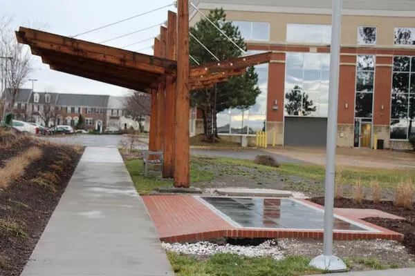 La primera acera solar transitable del mundo en el campus de Virginia de la Universidad George Washington para Ciencia y Tecn