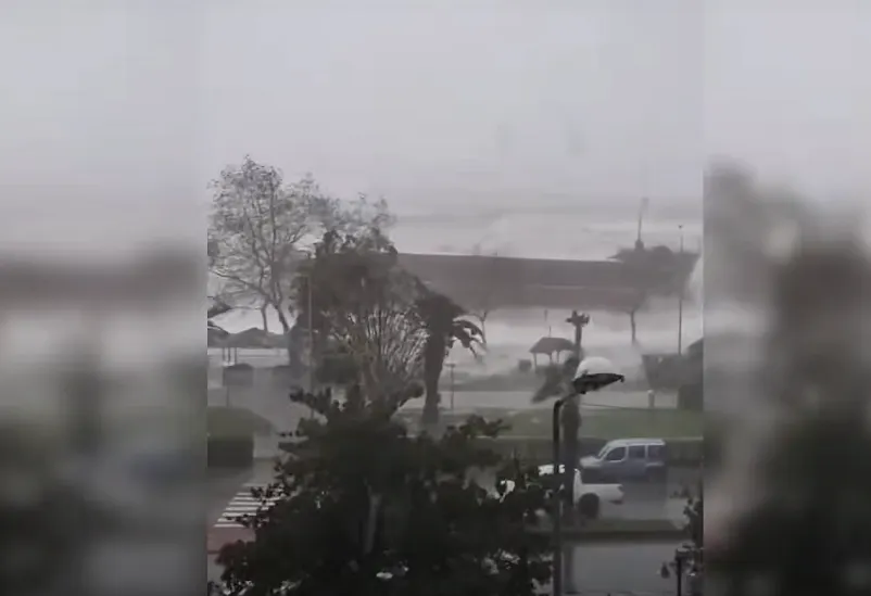 Un muerto y 11 desaparecidos después de que un barco se partió en dos en el mar Negro