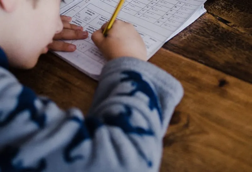 Video viral Niño le pide ayuda a Alexa para hacer tareas de matemáticas