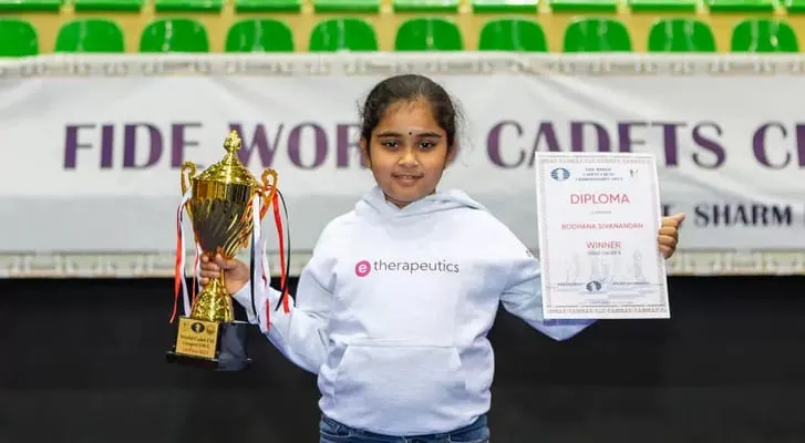 Bodhana Sivanandan, niña británica de 8 años coronada como campeona en torneo europeo de ajedrez. Foto cortesía de la Federac