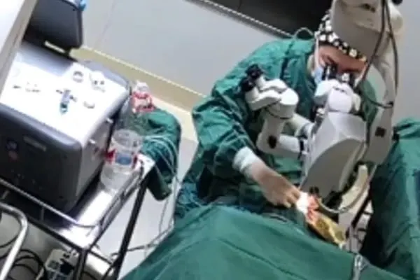 Momento del video donde se ve al cirujano chino arremetiendo contra el paciente golpeandola repetidas veces en la cabeza. Fot