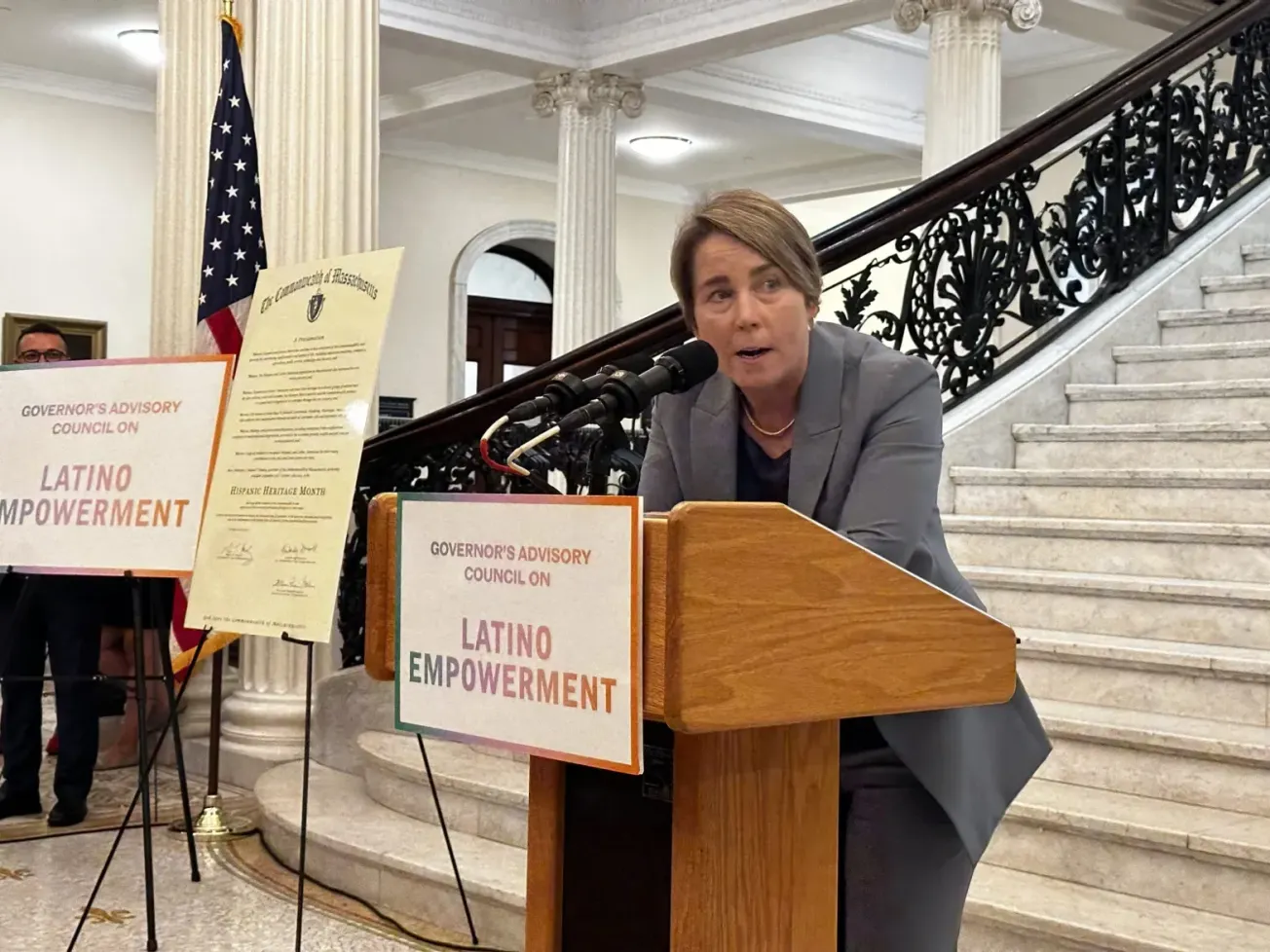En un movimiento histórico que resalta la importancia del Mes de la Herencia Hispana, la gobernadora Maura Healey, firmó el 1