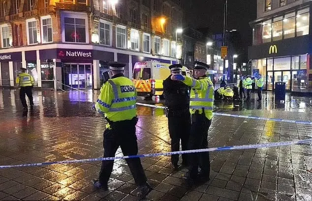 La policía de Merseyside acordonó el centro de Liverpool luego que se desatara la violencia. Foto cortesía de LNP