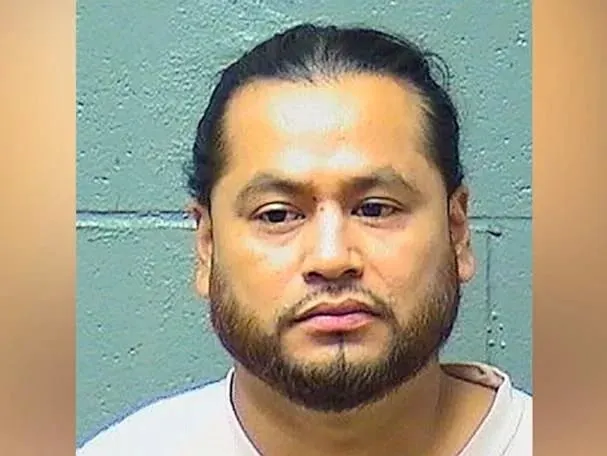 Hombre es filmado por su hijo menor mientras golpea a su esposa