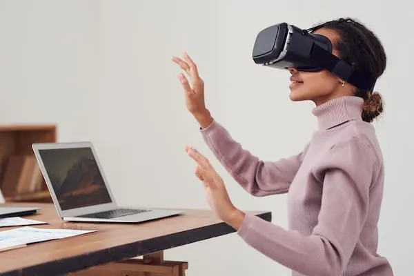 Ahora podrás trabajar con Microsoft Office en realidad virtual con los cascos de Meta Quest. Foto de Fauxels /pexels