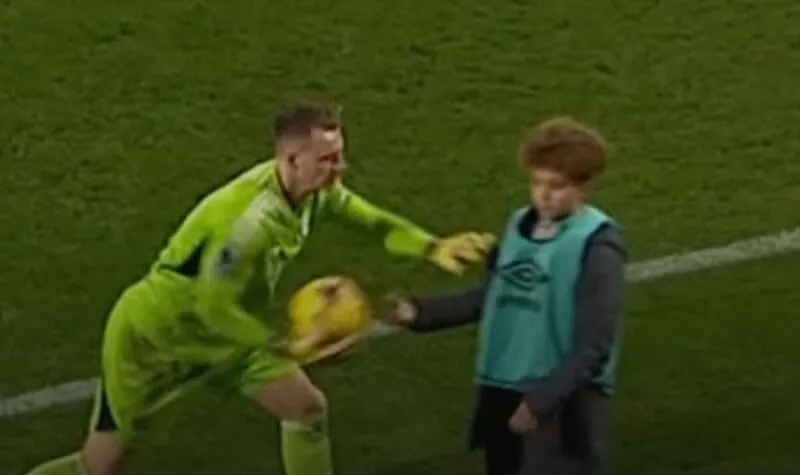 Portero empujó a recogepelotas