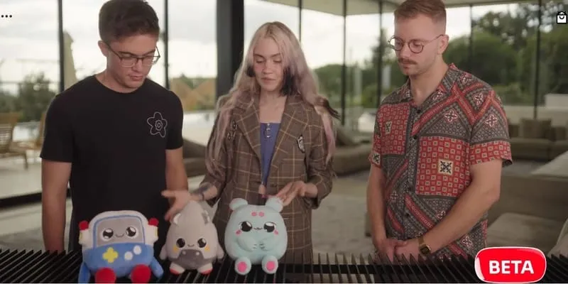 Grimes presenta sus nuevos peluches alimentados por inteligencia artifical al mercado, como colaboración de Curio y OpenAI. F