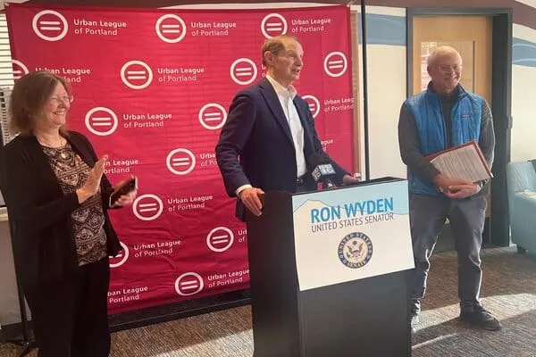 Gobiernos espían a los usuarios a través de Google y Apple según senador