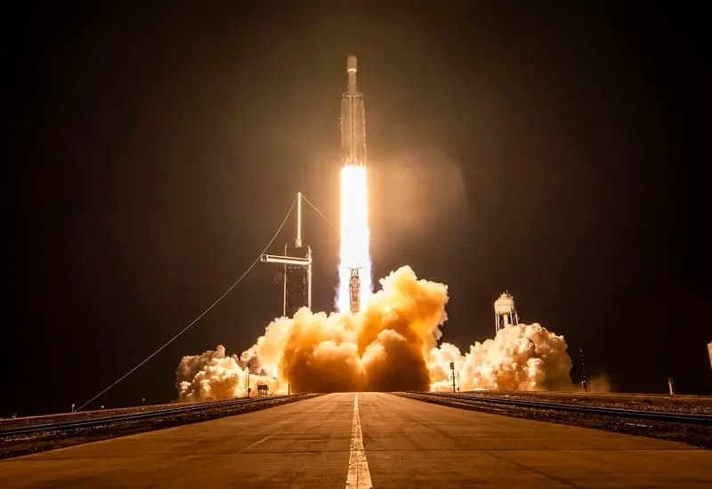 El cohete mas grande del mundo, el Falcon Heavy, impulsando al avión espacial secreto del ejército, el X-37B, al espacio en u