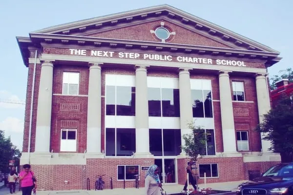 ¿Tienes entre 16 y 30 años y quieres terminar tu secundaria (GED) o estudiar inglés? Esta escuela gratuita en DC es para ti