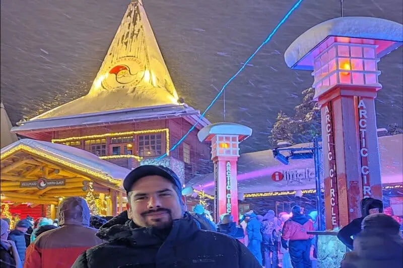 Papá Noel sí existe y un latino cuenta cómo es vivir y trabajar con él en su aldea del Ártico