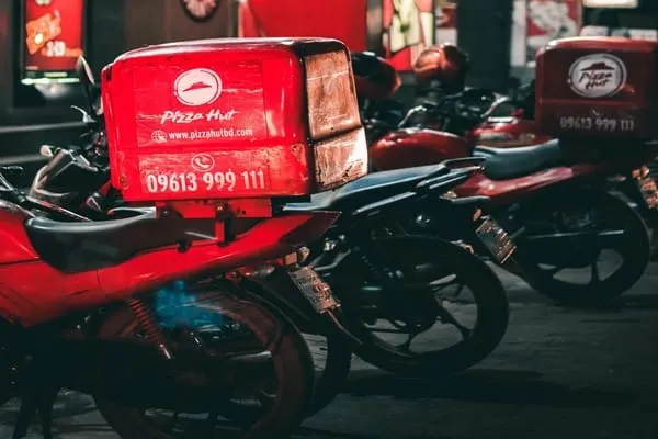 Pizza Hut, despedirá mas de 2.000 empleados encargados del delivery de sus pizzas luego de que fue aprobada la nueva Ley sala