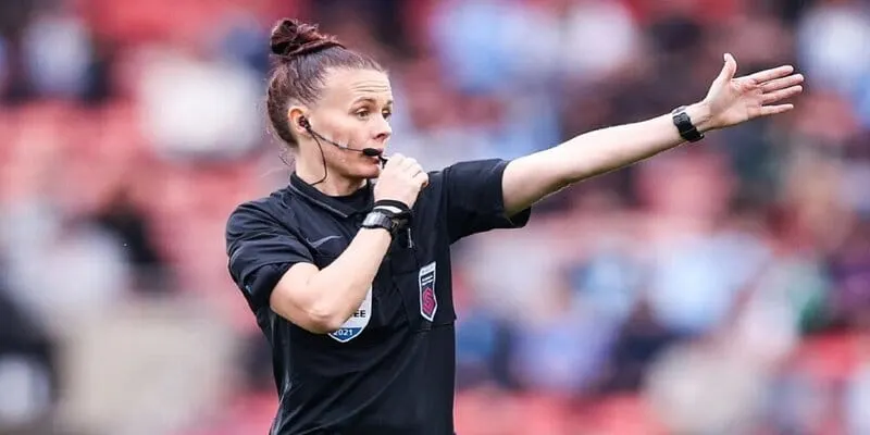 primera mujer árbitro en la Premier League