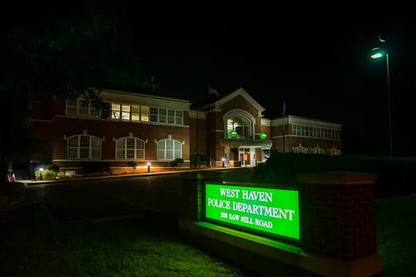 Tiroteo en West Haven deja 1 oficial herido y 1 muerto