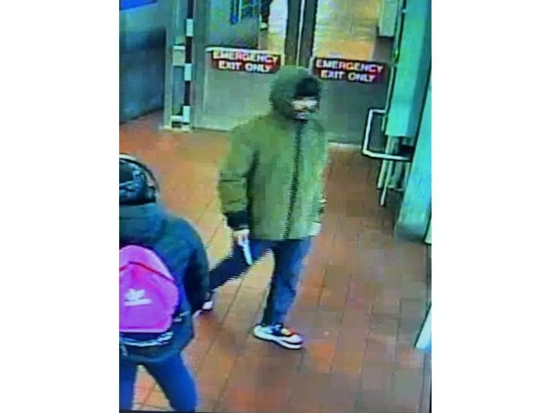 Foto de cámara de seguridad del sospechoso de apuñalamiento en Centro de Transporte