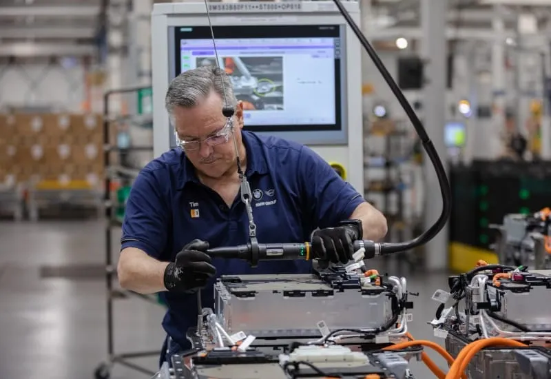 fábrica tesla robot