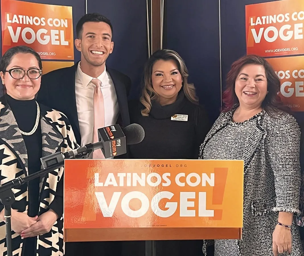 De izq. a der.: Sindy Benavides, presidenta de Latino Victory Fund; Joe Vogel; Rebecca Rosales Castillo, representante del Co