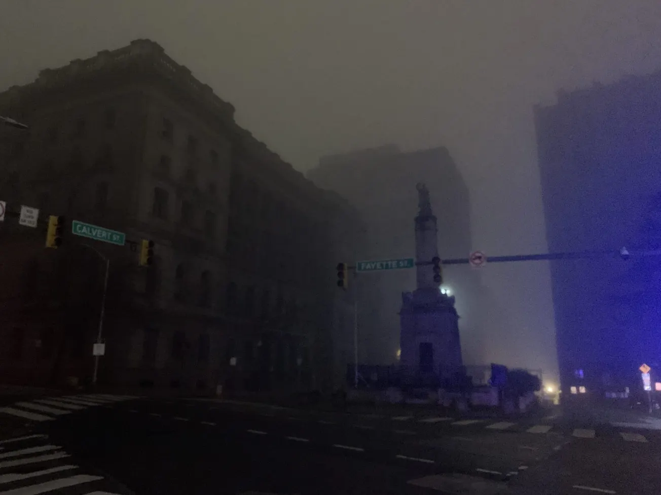 Las calles de Baltimore, en un apagón causado por la explosión de una alcantarilla el jueves por la noche. Foto de @erick_fer