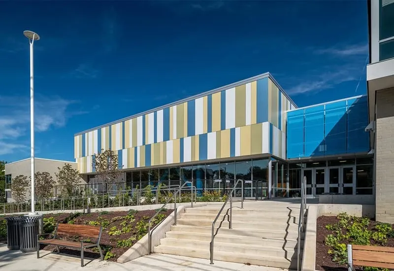 Un profesor de Charles H. Houston Elementary School, se encuentra de baja por acusaciones de exhibicionismo en su condominio.