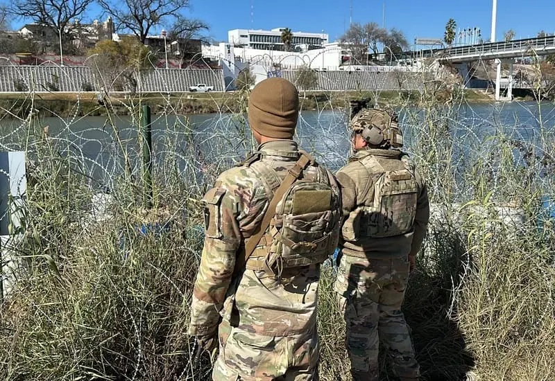 El Gob. Abbott reforzó el alambre de púas en la frontera, ignorando el decreto de la Corte Suprema sobre la frontera. Foto de