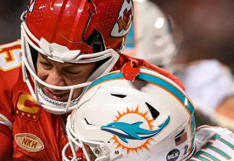 Patrick Mahomes casco