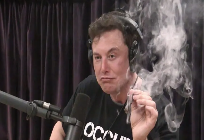 Elon Musk niega todo uso de droga, desde que fumó en el podcast de Joe Rogan en 2018. Foto cortesía de The Joe Rogan Podcast.