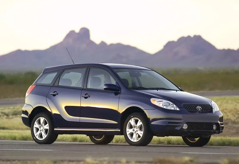 Toyota Corolla Matrix 2003-2004, uno de los modelos que Toyota retiró por los airbags Takata. Foto cortesía de Toyota