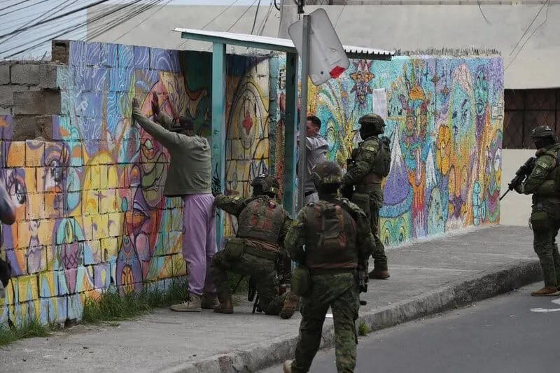 Crisis en Ecuador. El Ejército recorre las calles