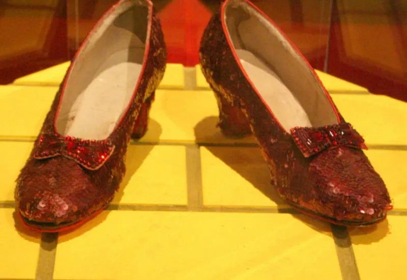 Las zapatillas de rubí de Dorothy de "el mago de Oz" en el museo de historia americano. Foto de Wikipedia.