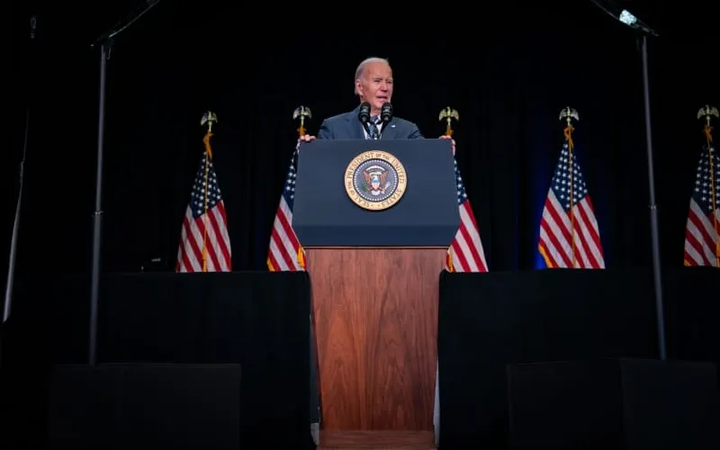 Biden confunde líderes