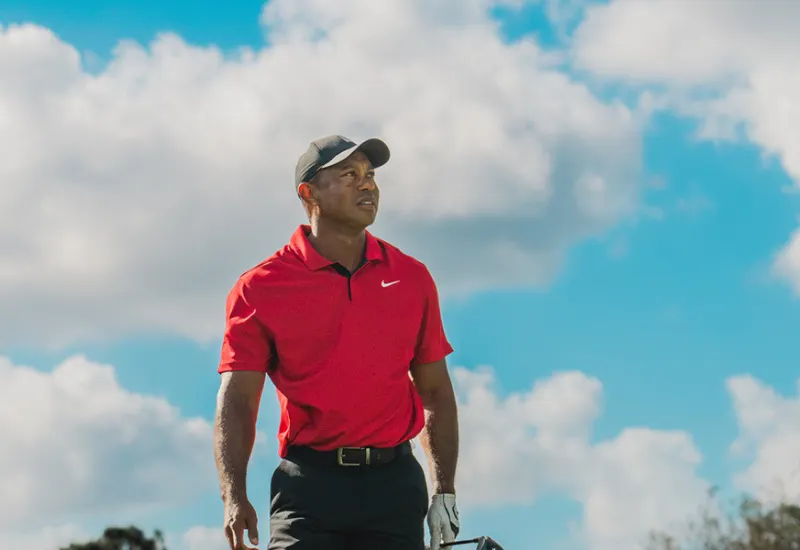 Tiger Woods y TaylorMade hacen historia y presentan "Sun Day Red"