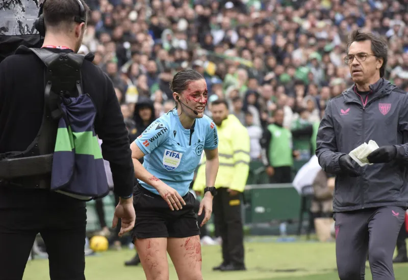 Impactante choque de árbitro con una cámara en partido de LaLiga