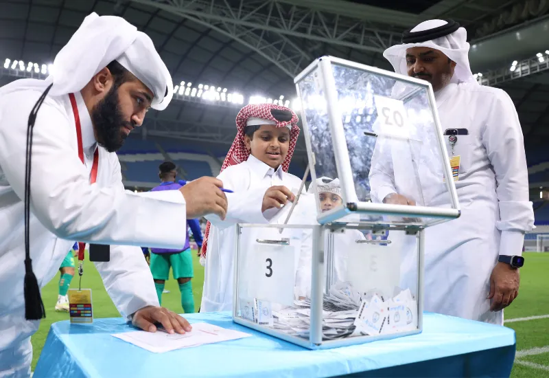 Jeque en Qatar irrumpe el campo en protesta a un penalti