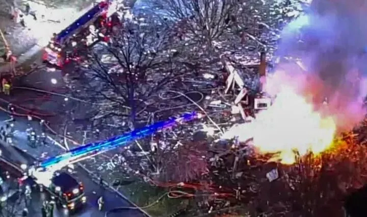 Explosión de casa en Virginia: un bombero muere y once heridos