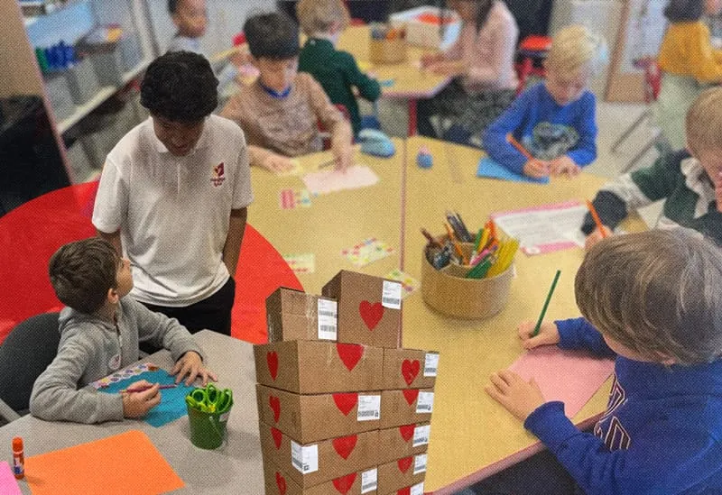 Latino tiene organización que crea tarjetas de San Valentín. Fotos ETL