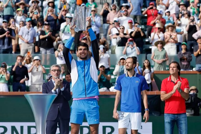Carlos Alcaraz supera a Medvedev y defiende su título en Indian Wells