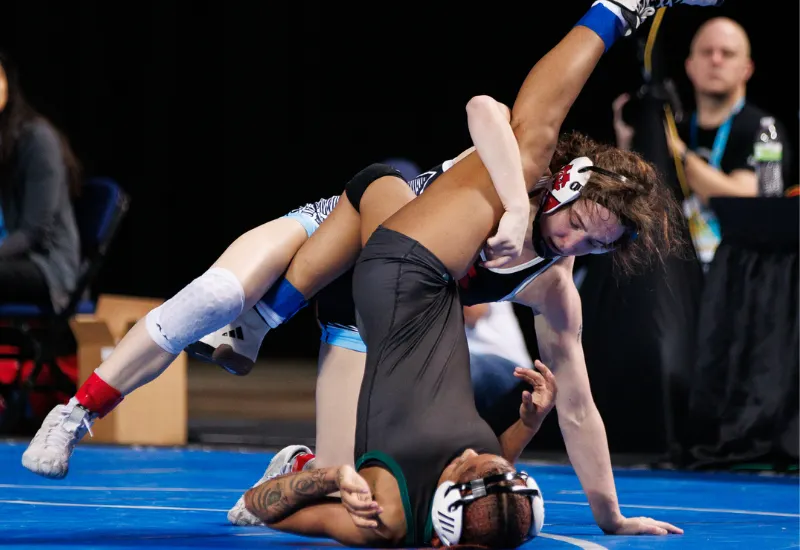 Niñas impulsan el crecimiento de la lucha libre escolar