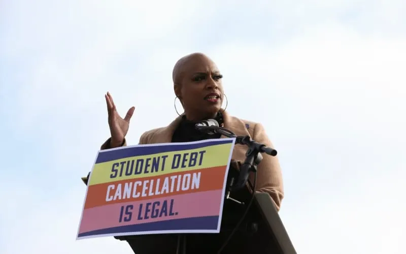 deuda estudiantil Ayanna Pressley