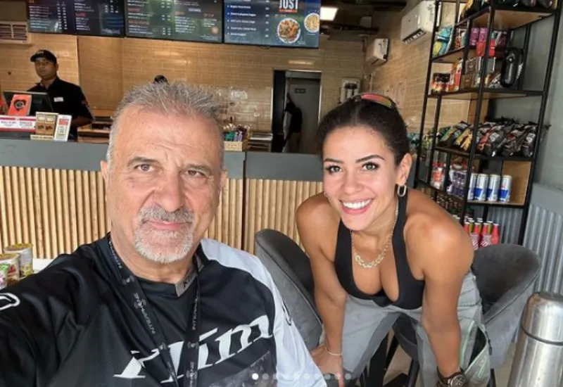 Influencer española fue violada en medio de su viaje en motocicleta por la India