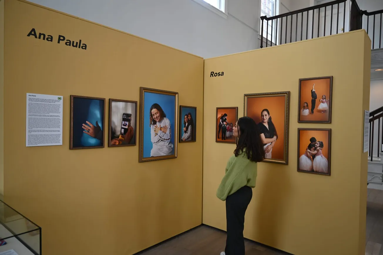 Padres Latinos cuentan sus historias en una exhibición del Museo Inmigrante