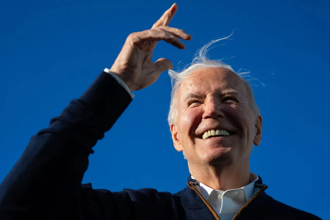 Efigie de Biden es golpeada y pateada en evento del GOP del condado de Kansas