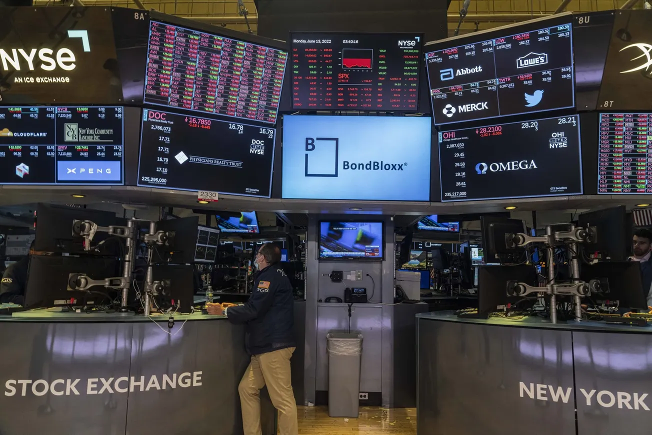 Caen mercados bursátiles frente al embrujo trimestral del "vencimiento triple”