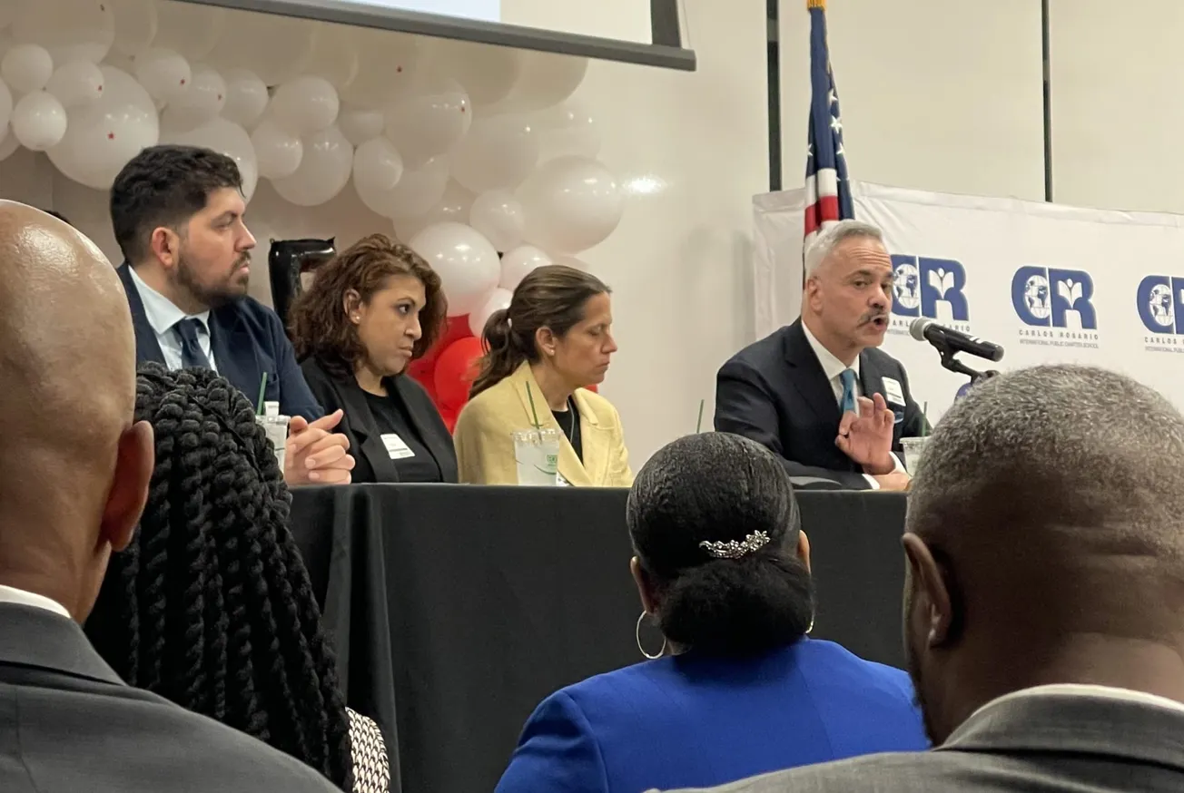 Miembros del DC Latino Caucus (DCLC) moderaron el foro en el campus Sonia Gutiérrez de la escuela Carlos Rosario.
