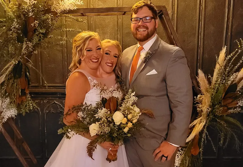 Gemela siamesa Abby Hensel, de "Abby & Brittany", se casa en secreto