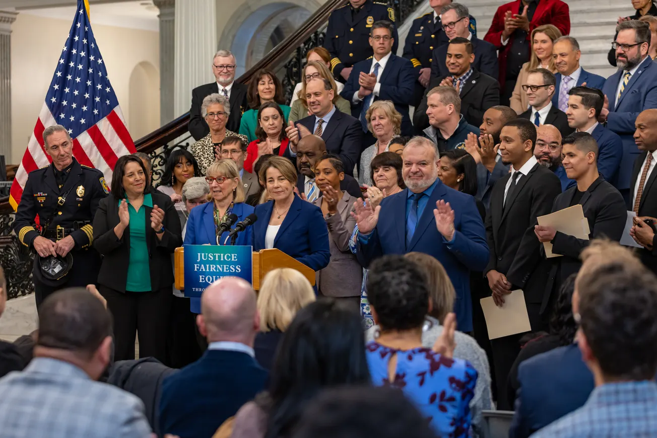 “La marihuana es legal en Massachusetts, pero todavía hay personas que viven con condenas que les impiden avanzar”, comunicó la gobernadora