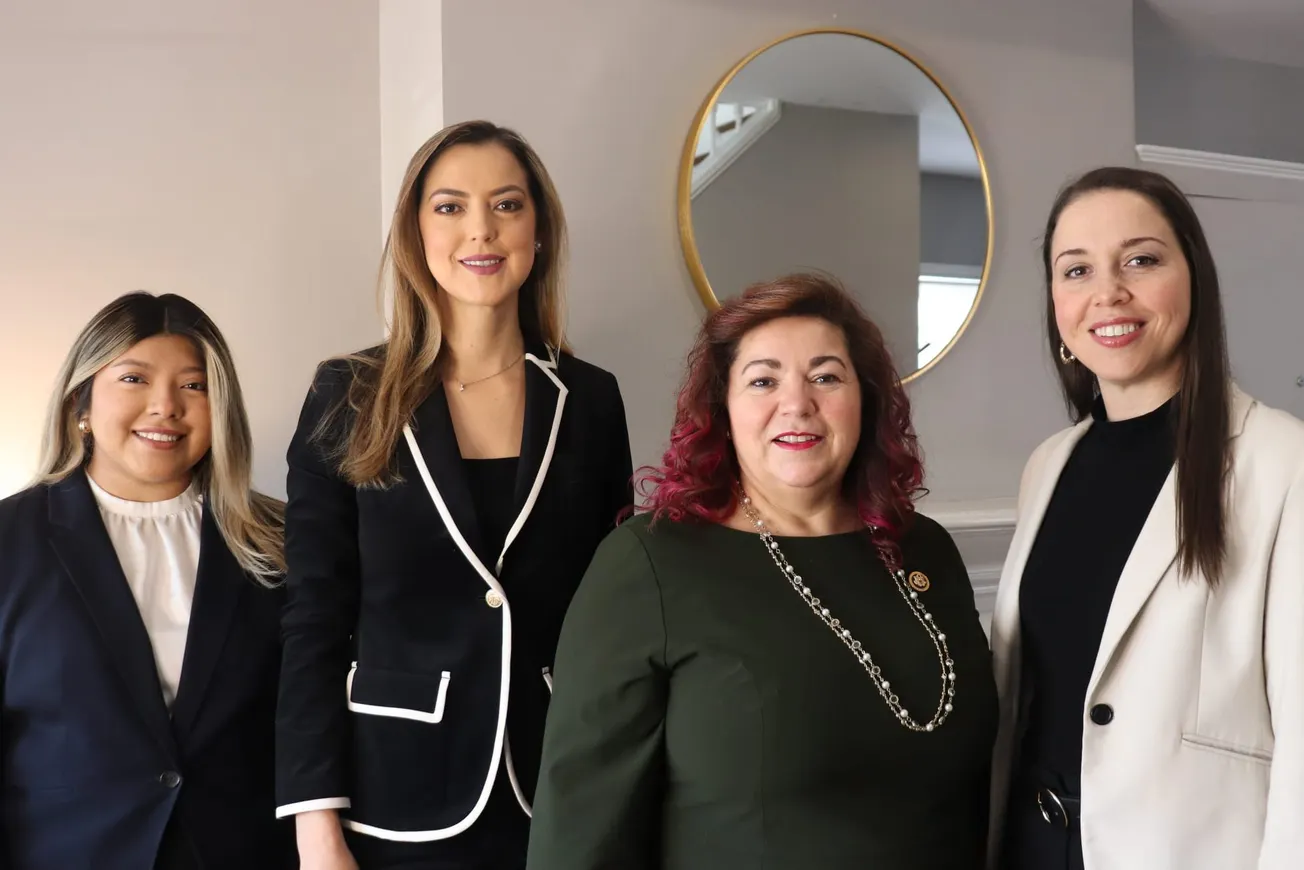 Miembros del equipo de BOLD PAC, incluyendo a la Directora de Comunicaciones Diana Castañeda (izquierda), la Coordinadora Pol