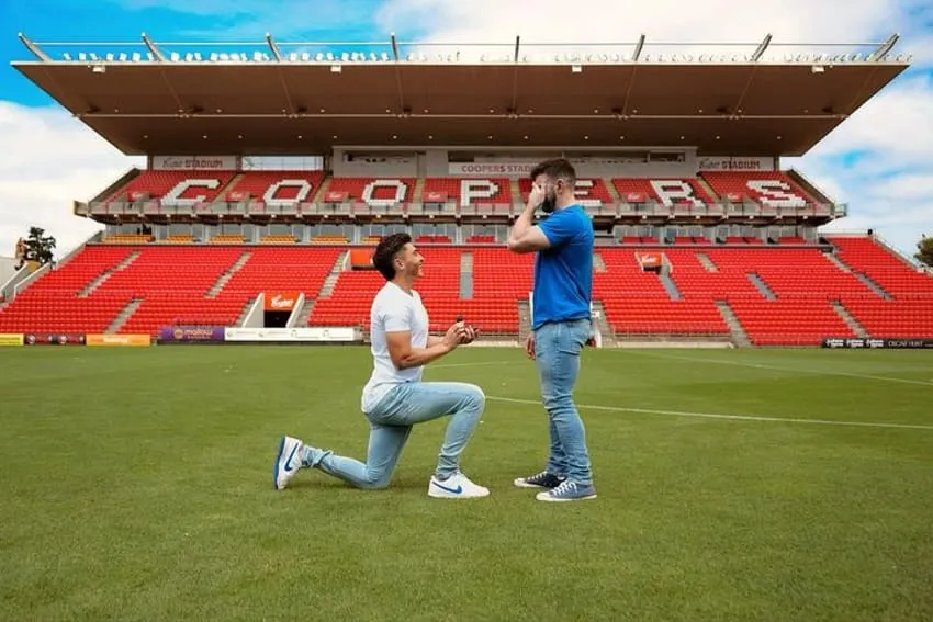 Josh Cavallo, el primer futbolista abiertamente gay, celebra su compromiso en estadio del Adelaide United